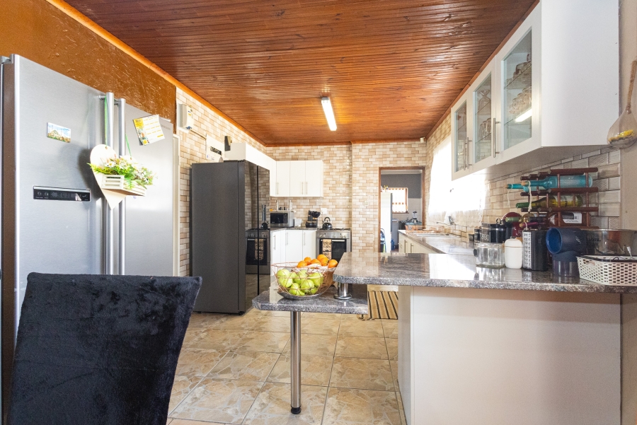 3 Bedroom Property for Sale in Peerless Park West Western Cape